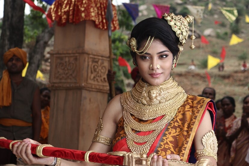 দেবী চৌধুরণীও নেই পিছিয়ে এই সপ্তাহে সেরা ৫ এর পাঁচ নম্বরে রয়েছে ৷ এই সপ্তাহে সিএস ১৫ প্লাস শহরের দর্শকদের কাছে বেশ জনপ্রিয়, দেবী চৌধুরণী এই মুহূর্তে চ্যানেলের ভবিষ্যতও বলা যেতে পারে ৷ এবারের টিভিআর ৭.১ ৷ সংগৃহীত ছবি ৷