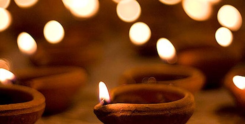  দীপাবলি অমাবস্যার রাতে পালন করা হয় তাই চারদিকে নিকষ অন্ধকার থাকে আর এই অন্ধকার থেকে মুক্তি পেতে মানুষ সর্বত্র প্রদীপ জ্বালিয়ে আলোকিত করে রাখে। বিশ্বাস করা হয়, নিকষ অন্ধকারেই অশুভ আত্মা ও অশুভ শক্তি সক্রিয় হয়ে ওঠে। তাই এই অশুভ শক্তিকে দুর্বল করতে ঘরের প্রতিটি কোনায় কোনায় বাতি বা প্রদীপ জ্বালানো হয়ে থাকে।
