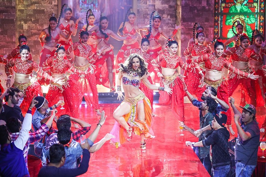 'ছম্মা ছম্মা' গানটি ‘চাইনা গেট' সিনেমার অংশ ছিল। এই সিনেমাটি ১৯৯৮ সালে মুক্তি পায়। এই সিনেমায় নাসিরুদ্দিন শাহ, ড্যানি দেংজংপা, পরেশ রাওয়াল এবং অভিনেতা ওম পুরী এবং অমরীশ পুরীর মতো শক্তিশালী অভিনেতারা অভিনয় করেছিলেন। (Image: Special Arrangement) 'ছম্মা ছম্মা' গানটি ‘চাইনা গেট' সিনেমার অংশ ছিল। এই সিনেমাটি ১৯৯৮ সালে মুক্তি পায়। এই সিনেমায় নাসিরুদ্দিন শাহ, ড্যানি দেংজংপা, পরেশ রাওয়াল এবং অভিনেতা ওম পুরী এবং অমরীশ পুরীর মতো শক্তিশালী অভিনেতারা অভিনয় করেছিলেন। (Image: Special Arrangement)