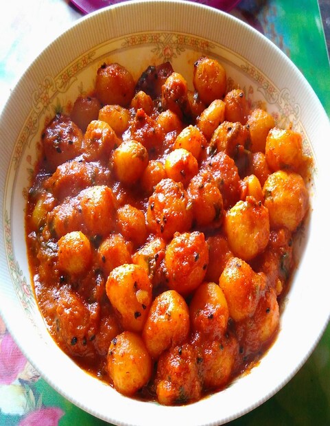 আলু বাহারি বানাতে লাগবে ১ কেজি নতুন আলু, ৪ টেবিল চামচ সাদা তেল অথবা ঘি, দেড় কাপ জল, ১ চা চামচ হলুদগুঁড়ো,  ১ চা চামচ আদাবাটা, ১ চা চামচ মৌরিবাটা, সামান্য হিং, স্বাদমতো নুন, ২টো বড় এলাচ (গুঁড়ো করা), ৩ টেবিল চামচ টক দই, দেড় কাপ দুধ, ২ টেবিল চামচ মাখন, ৩-৪টে লবঙ্গ, ৩-৪টে কাঁচালঙ্কা চেরা, ২-৩টে ছোট এলাচ      Photo Source: Collected