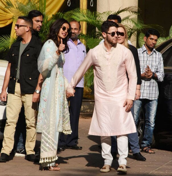 মুম্বইয়ের বাড়িতে পঞ্জাবি মতে গৃহ পুজো সেরে যোধপুরের উদ্দেশে রওনা দেবেন প্রিয়াঙ্কা, নিক ও বাড়ির সদস্যরা (Image: Viral Bhayani) 