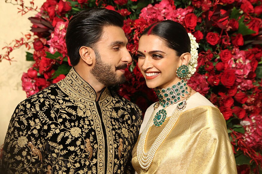 বিয়ের প্রথম রিসেপশনের জন্য বেছে নেওয়া হয় বেঙ্গালুরুর লীলা প্যালেস৷ বুধবার সন্ধে আটটা নাগাদ স্ত্রীর হাত ধরে পার্টিতে দেখা যায় রণবীরকে৷ (Image: AP) বিয়ের প্রথম রিসেপশনের জন্য বেছে নেওয়া হয় বেঙ্গালুরুর লীলা প্যালেস৷ বুধবার সন্ধে আটটা নাগাদ স্ত্রীর হাত ধরে পার্টিতে দেখা যায় রণবীরকে৷ (Image: AP)