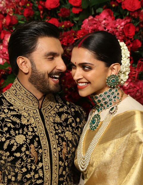 কোঙ্কনি মতে বিয়ে হয়েছিল ১৪ তারিখ ও সিন্ধ্রি মতে বিয়ে হয়েছিল ১৫ তারিখ ৷ দুটি রীতিই পুরোপুরি মেনে বিয়ের বন্ধনে আবদ্ধ হয়েছে এই দুই বলিউড সেলিব্রিটি ৷ এতেও দু‘জনের চরিত্রের বিষয়টি পরিষ্কার ফুটে উঠেছে ৷ Photo-PTI 