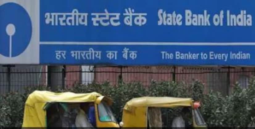 এতদিন SBI-এ নেট ব্যাঙ্কিংয়ের মাধ্যমে টাকা ট্রান্সফারের ক্ষেত্রে, আপনি যাকে টাকা পাঠাতে চান তার বেনিফিশিয়ারি যুক্ত করতে হতো ৷ এক্ষেত্রে অনেকটা সময়ই ব্যয় হত ৷ তবে SBI-এর নতুন নিয়ম অনুযায়ী, এবার থেকে আর নতুন বেনিফিশিয়ারি যুক্ত করতে হবে না ৷ বরং আপনি যাকে টাকা পাঠাতে চান, শুধুমাত্র তাঁর অ্যাকাউন্ট নাম্বার হলেই চলবে ৷ 