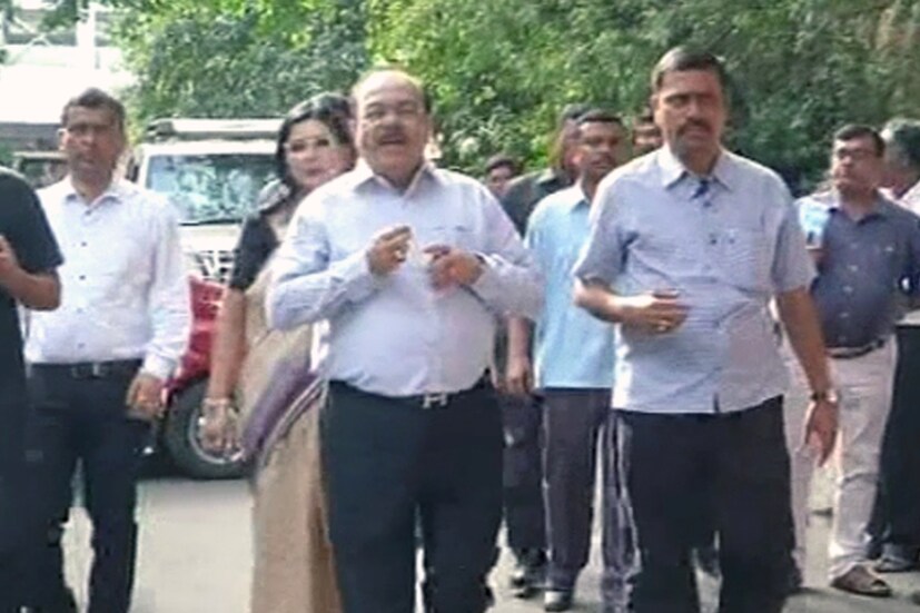 তাঁর ও বৈশাখীর সম্পর্ক নিয়ে অনেক জলঘোলা হতে থাকে ৷ তবে শোভন জানিয়ে দেন, যে বিপদের সময় বৈশাখী তাঁর পাশে ছিলেন ৷ তাই বিপদের দিনের সাথীকে তিনি ছাড়তে পারবেন না ৷ Photo Collected