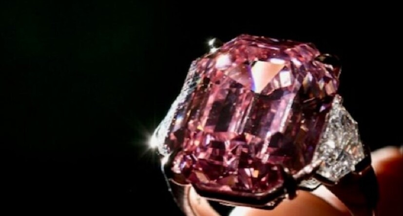 পিঙ্ক লেগেসি ১৯ ক্যারাটের হিরের দাম ১৯ কোটি টাকা অর্থাৎ ৷ এক রোতি হিরের দাম দাম এক কোটি টাকা ৷ আমেরিকার এক স্বর্ণ সংস্থা কিনেছে ৷ পৃথিবীর সব থেকে বড় আকারের হালকা গোলাপি রঙের হিরে ৷ প্রতীকী ছবি ৷