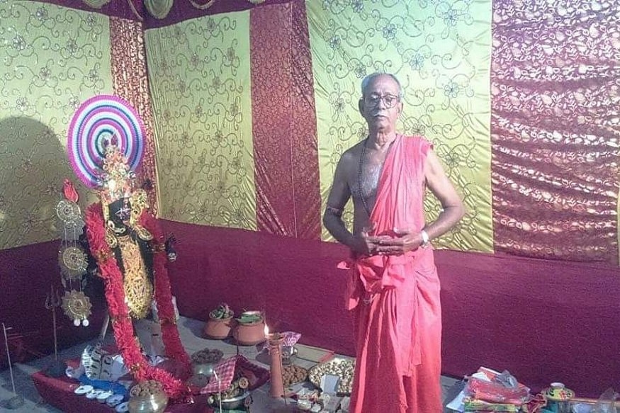 সালটা ছিল ১৯০৫ । দেশভাগ হয়নি তখনও । অধুনা বাংলাদেশের ফরিদপুর জেলার সনমান্দি গ্রামে শুরু হয়েছিল গাঙ্গুলী বাড়ির কালীপুজো । নিষ্ঠার সঙ্গে আচার-আচরণ মেনে চলত সেই পুজো । সালটা ছিল ১৯০৫ । দেশভাগ হয়নি তখনও । অধুনা বাংলাদেশের ফরিদপুর জেলার সনমান্দি গ্রামে শুরু হয়েছিল গাঙ্গুলী বাড়ির কালীপুজো । নিষ্ঠার সঙ্গে আচার-আচরণ মেনে চলত সেই পুজো ।