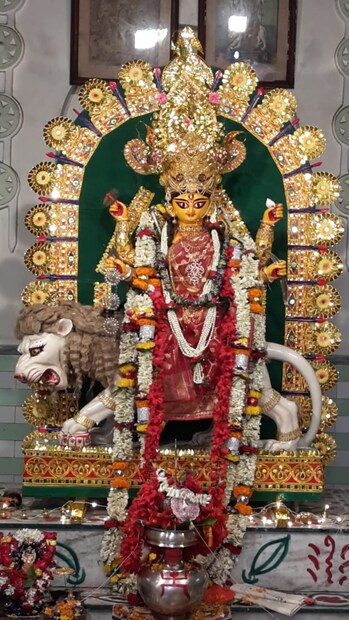 • এই পরিবারের জগদ্ধাত্রীই ইষ্টদেবী ৷ পরবর্তীতে জগদ্ধাত্রীর পাশাপাশি দুর্গাপুজোরও আয়োজন করা হয় ৷ সারা বছর অষ্টধাতুর জগদ্ধাত্রী মূর্তি পূজিত হন এখানে ৷ ছবি: গিরিশ ভবনের সৌজন্যে ৷
