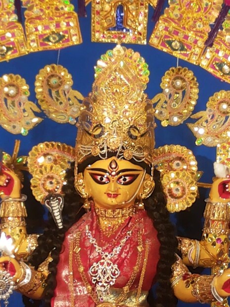 • এই পুজোর অন্যতম বৈশিষ্ট্য হল মেয়ে বৌদের নম সংকল্প হয় পুজোয় ৷  পুজোর পরের দিন বিসর্জনের আগে মা’কে বরণ করেন বাড়ির সধবা মহিলারা ৷ তারপর কাঁধে করে গঙ্গার ঘাটে নিয়ে যাওয়া হয় দেবীকে ৷ ছবি: গিরিশ ভবনের সৌজন্যে ৷