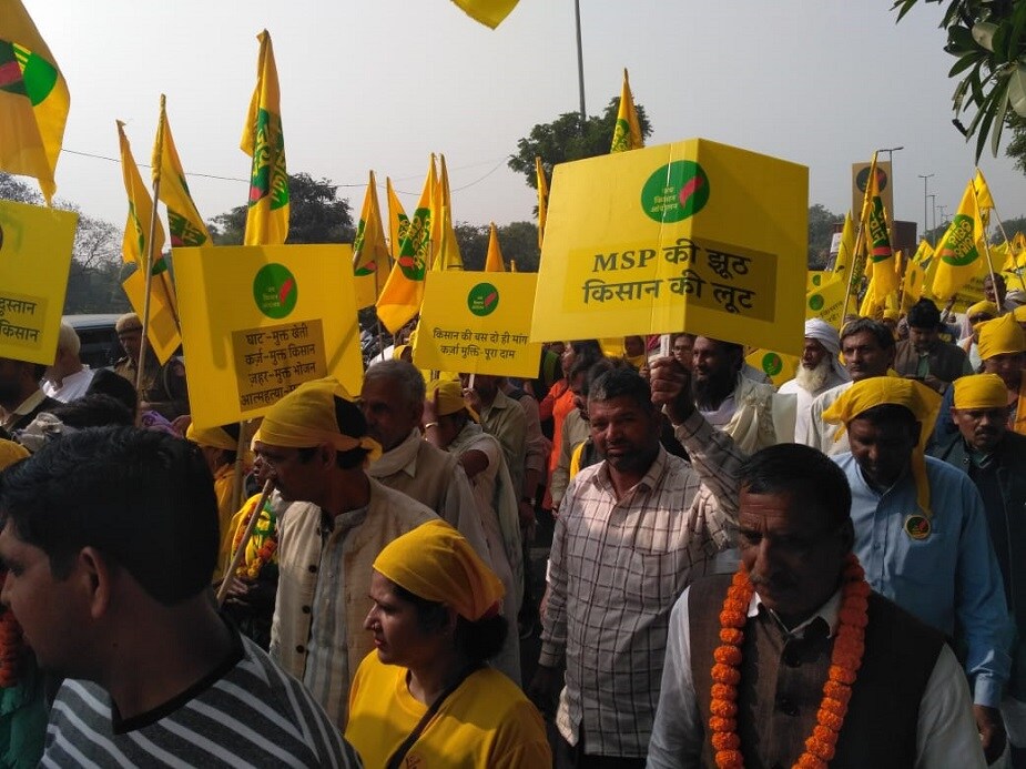রাজধানীতে দু’দিন ব্যাপী আন্দোলনে নামলেন ২০০ সংগঠনের প্রায় ১ লক্ষ কৃষক। দক্ষিণ-পূর্ব দিল্লি হয়ে রামলীলা ময়দানের উদ্দেশ্যে রওনা দেন তাঁরা। (Image: News18) রাজধানীতে দু’দিন ব্যাপী আন্দোলনে নামলেন ২০০ সংগঠনের প্রায় ১ লক্ষ কৃষক। দক্ষিণ-পূর্ব দিল্লি হয়ে রামলীলা ময়দানের উদ্দেশ্যে রওনা দেন তাঁরা। (Image: News18)