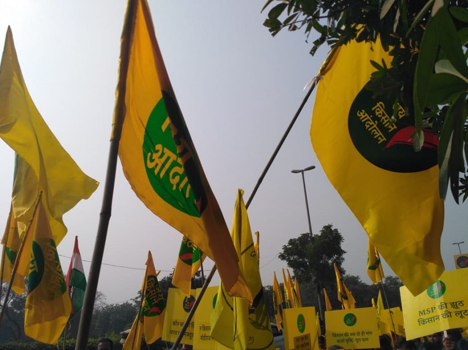 এই মিছিলে যোগ দিতে প্রায় ২০০ কিলোমিটার হেঁটে দেশের রাজধানীতে এসেছেন উত্তরপ্রদেশের এক কৃষক রীতা মেসি। (Photo: News18) এই মিছিলে যোগ দিতে প্রায় ২০০ কিলোমিটার হেঁটে দেশের রাজধানীতে এসেছেন উত্তরপ্রদেশের এক কৃষক রীতা মেসি। (Photo: News18)