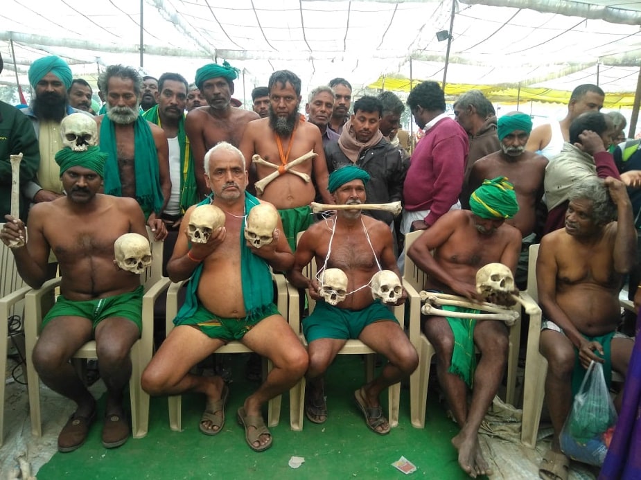 শুধু তাই নয়, সেই অভিযানের পথে তাঁদের আটকানো হলে নগ্ন হয়ে রাজপথে প্রতিবাদের হুমকিও দিয়ে রেখেছেন তাঁরা৷ (Photo: News18) শুধু তাই নয়, সেই অভিযানের পথে তাঁদের আটকানো হলে নগ্ন হয়ে রাজপথে প্রতিবাদের হুমকিও দিয়ে রেখেছেন তাঁরা৷ (Photo: News18)