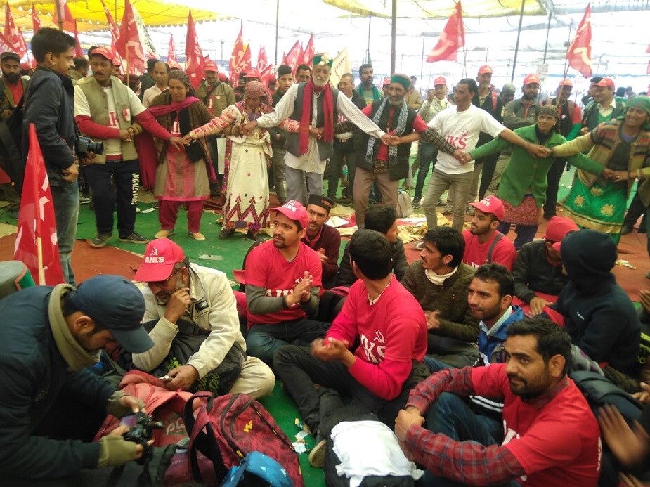 কৃষকদের পক্ষ থেকে জানানো হয়েছে শুক্রবার এই নগ্ন প্রতিবাদে ২০ জন মহিলা কৃষক সামিল হবেন না৷ বাকি পুরুষ কৃষকরা প্রতিবাদ করবেন নগ্ন হয়ে৷ (Photo: News18) কৃষকদের পক্ষ থেকে জানানো হয়েছে শুক্রবার এই নগ্ন প্রতিবাদে ২০ জন মহিলা কৃষক সামিল হবেন না৷ বাকি পুরুষ কৃষকরা প্রতিবাদ করবেন নগ্ন হয়ে৷ (Photo: News18)