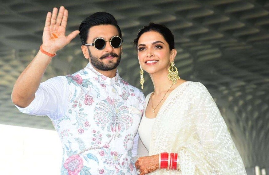 হয় নিজের প্রিয় ব্র্যান্ড সব্যসাচী, নয মায়ের প্রিয় অঙ্গদি গ্যালেরিয়া৷ বিয়ের বিভিন্ন অনুষ্ঠান থেকেএযার পোর্ট লুক৷ এই দুই ব্র্যান্ডের পোশাকেই বার বার দেখা গিয়েছে দীপিকাকে৷ তবে দীপিকা প্রকাশ্যে এলেন একেবারে নতুন এক ছবি৷ ডিজাইনারও অন্য৷ হয় নিজের প্রিয় ব্র্যান্ড সব্যসাচী, নয মায়ের প্রিয় অঙ্গদি গ্যালেরিয়া৷ বিয়ের বিভিন্ন অনুষ্ঠান থেকেএযার পোর্ট লুক৷ এই দুই ব্র্যান্ডের পোশাকেই বার বার দেখা গিয়েছে দীপিকাকে৷ তবে দীপিকা প্রকাশ্যে এলেন একেবারে নতুন এক ছবি৷ ডিজাইনারও অন্য৷
