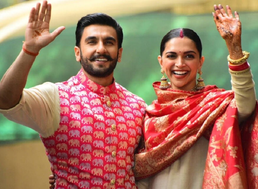 শুধু বিয়ের গ্র্যান্ড পার্টিগুলোতেই নয়৷ ক্যাজুয়াল থাকতেও যে দীপিকার সব্যসাচীকেই পছন্দ তা বোঝা গিয়েছে এয়ারপোর্ট লুকে৷ ইতালি থেকে মুম্বই ফেরা, বেঙ্গালুরু যাওয়া এবং ফেরা, সব জায়গাতেই দীপিকা পরেছিলেন সব্যসাচীর পোশাক৷ শুধু বিয়ের গ্র্যান্ড পার্টিগুলোতেই নয়৷ ক্যাজুয়াল থাকতেও যে দীপিকার সব্যসাচীকেই পছন্দ তা বোঝা গিয়েছে এয়ারপোর্ট লুকে৷ ইতালি থেকে মুম্বই ফেরা, বেঙ্গালুরু যাওয়া এবং ফেরা, সব জায়গাতেই দীপিকা পরেছিলেন সব্যসাচীর পোশাক৷