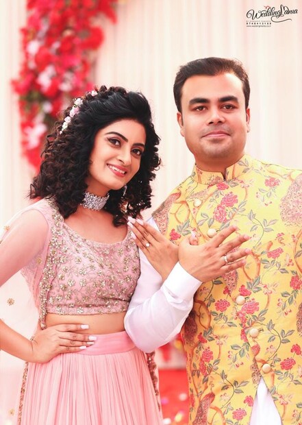 • এবার বিয়ের পিঁড়িতে বসতে চলেছেন ‘জড়োয়ার ঝুমকো’-র জড়োয়া, থুড়ি অঙ্কিতা মজুমদার ৷ এই মুহূর্তে ‘ভূমিকন্যা’য় ঊষসীর ভূমিকায় দেখা যাচ্ছে অঙ্কিতাকে ৷ সদ্যই আংটি বদল হল অভিনেত্রীর ৷ পাত্রের নাম সৌমিত্র পাল ৷ ছবি: ফেসবুক ৷
