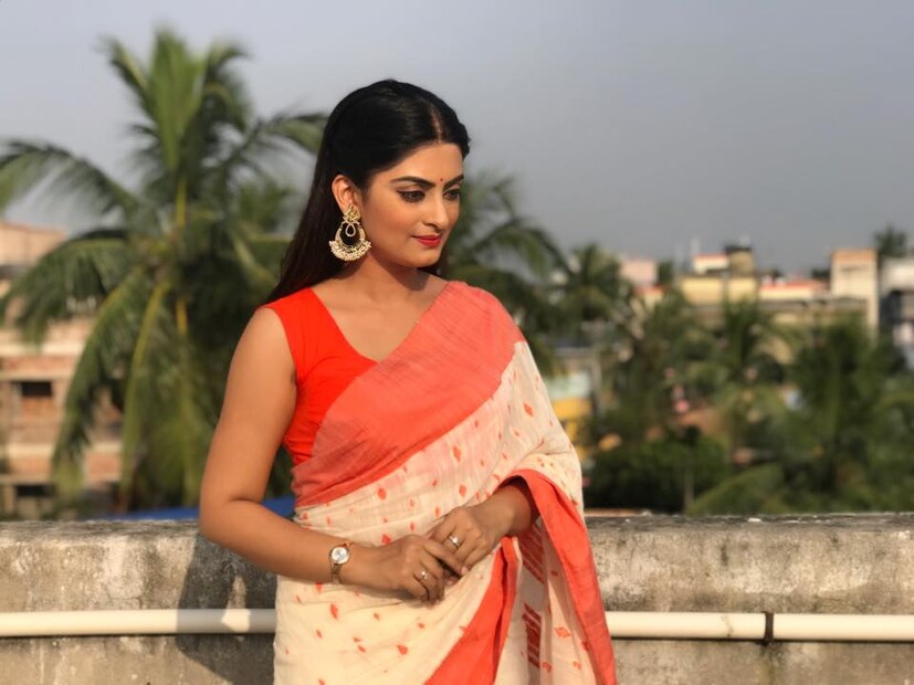 • ম্যাট্রিমনিয়াল সাইট থেকে যোগাযোগ হয়েছিল বছরখানেক আগে ৷ ফ্লার্টিং বা ডেটিং নয়, প্রথম থেকেই দু’জন বিয়ের জন্যই এগিয়েছেন ৷ প্রথমে নিজেদের জানাশোনা, তারপর বাড়িতেও সবটা জানান অঙ্কিতা-সৌমিত্র ৷ এরপরেই বিয়ের তোড়জোড় শুরু হয় ৷ ছবি: ফেসবুক ৷