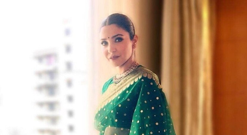 কোরা, অর্গানজা ও চান্দেরি: মলমলের কাপড়ে জড়িয়ে, লম্বা কাঠের লাঠিতে শাড়ি পেঁচিয়ে রাখুন। কিছুদিন পর পর ভাঁজ খুলে, নতুন করে ভাঁজ করুন, যাতে ভাঁজে ভাঁজে শাড়ি ছিড়ে না যায়। ভুলেও হ্যাঙ্গারে ঝুলিয়ে রাখবেন না! Photo Source: Collected