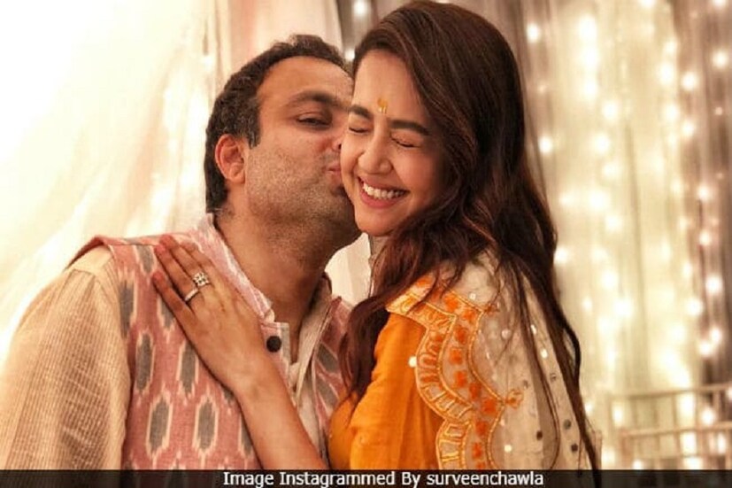 কাক-পক্ষীও টের পায়নি এমনই গোপনে গোপনে বিয়ে সেরে ফেলেছেন সুরভিন চাওলা ৷ কিন্তু বিয়েটা লোকানো যায়, মাতৃত্ব নয় ! আর ঠিক এমনটিই ঘটল ৷ ইনস্টাগ্রামে স্বামীর সঙ্গে ছবি দিয়ে সব্বাইকে সুরভিন জানিয়ে দিলেন তিনি মা হতে চলেছেন ৷ 