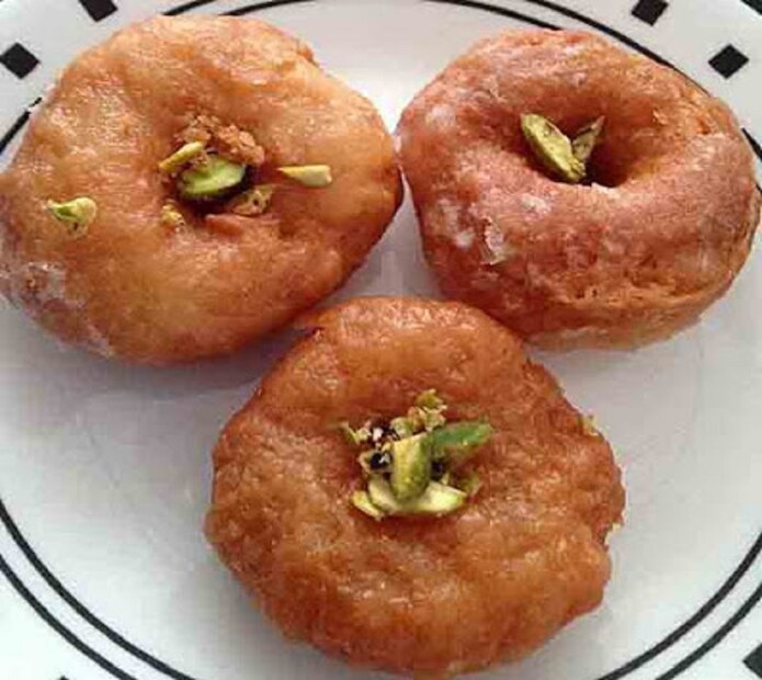 বালুশাহি বানাতে লাগবে-- দেড় কাপ ময়দা, আধ চা-চামচ বেকিং পাউডার, ৪ টেবিল চামচ ঘি, ৩ টেবিল চামচ টকদই, ২ কাপ চিনি, ১ কাপ জল, ভাজার জন্য পরিমাণমতো ঘি Photo Source: Collected