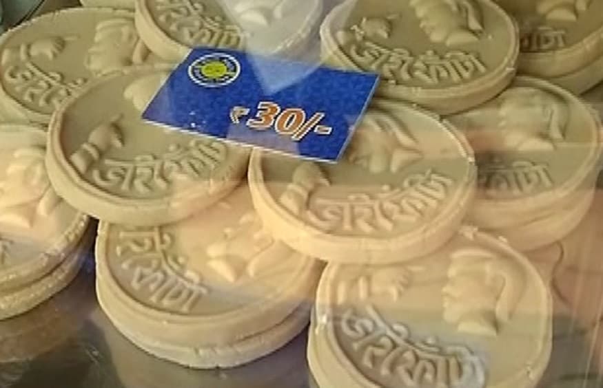 ভাইফোঁটার সবচেয়ে সাবেক সন্দেশ ভাইফোঁটা লেখা গোল ক্ষীরের মিষ্টি৷ হাল আমলের মিষ্টির বাজারেও হারিয়ে যায়নি এই মিষ্টির জনপ্রিয়তা৷ সাবেক ছোঁয়া রাখতে দিতে পারেন আপনিও৷ ভাইফোঁটার সবচেয়ে সাবেক সন্দেশ ভাইফোঁটা লেখা গোল ক্ষীরের মিষ্টি৷ হাল আমলের মিষ্টির বাজারেও হারিয়ে যায়নি এই মিষ্টির জনপ্রিয়তা৷ সাবেক ছোঁয়া রাখতে দিতে পারেন আপনিও৷