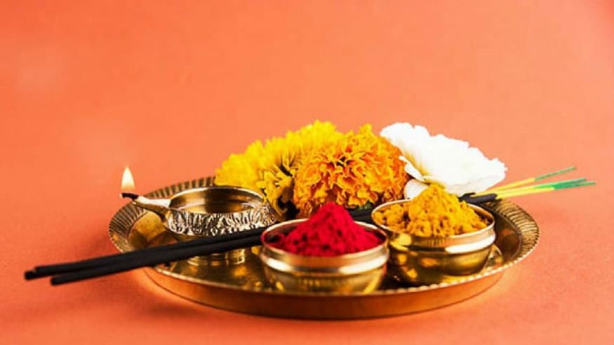 বরণডালা সাজিয়ে ভাইকে আরতি করা হয়। এক এক বাড়ির নিয়ম অনুযায়ী এক এক রকম জিনিস থাকে সেই ডালায়। তবে প্রদীপ ধূপকাঠি পান সুপারি হরিতকি ইত্যাদি দ্রব্যই সাধারণত থাকেই। (Photo collected) বরণডালা সাজিয়ে ভাইকে আরতি করা হয়। এক এক বাড়ির নিয়ম অনুযায়ী এক এক রকম জিনিস থাকে সেই ডালায়। তবে প্রদীপ ধূপকাঠি পান সুপারি হরিতকি ইত্যাদি দ্রব্যই সাধারণত থাকেই। (Photo collected)