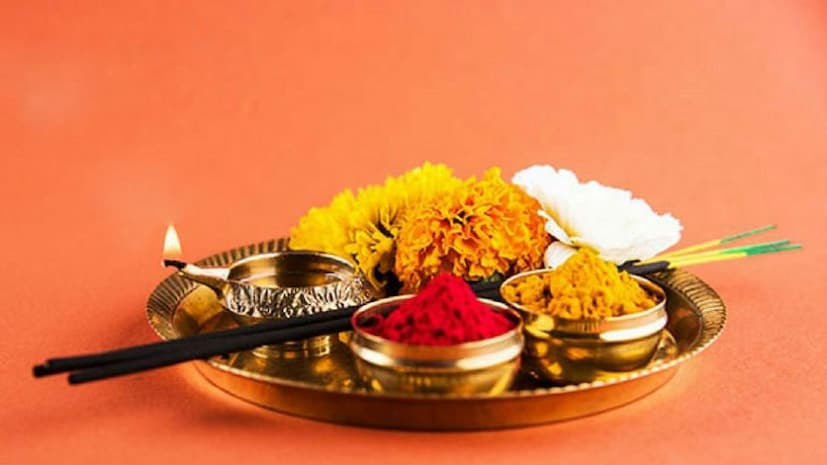 বরণডালা সাজিয়ে ভাইকে আরতি করা হয়। এক এক বাড়ির নিয়ম অনুযায়ী এক এক রকম জিনিস থাকে সেই ডালায়। তবে প্রদীপ ধূপকাঠি পান সুপারি হরিতকি ইত্যাদি দ্রব্যই সাধারণত থাকেই। (Photo collected)