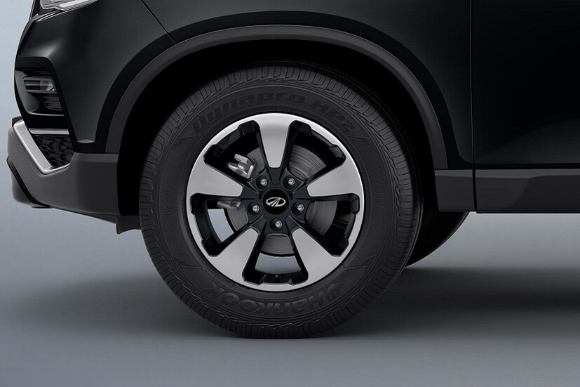 Mahindra Alturas G4গাড়ির পিছনে থাকছে সাধারন ডিজাইন আর টেল ল্যাম্প। এই গাড়ির অ্যালয় হুইলের ডিজাইন আরও ভালো হতে পারত। (Image: Mahindra)