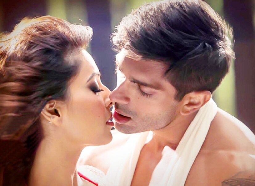 ২০১৪ সালে অ্যালোন ছবির সেটে প্রেমে পড়েন বিপাশা বসু-করণ সি গ্রোভার৷ একদিকে বিপাশার কেরিয়ার পড়তির পথে, অন্যদিকে করণ সদ্য বলিউডে পা রেখেছেন৷ এই সম্পর্ক নিয়ে আশাবদী ছিলেন না কেউই৷ কিন্তু সে সব কিছুই ভুল প্রমাণিত হয়েছে৷ ২০১৬ সালে বিয়ে করেন করণ-বিপাশা৷ এখন বি-টাউনের অন্যতম পাওয়ার কাপল তারা৷