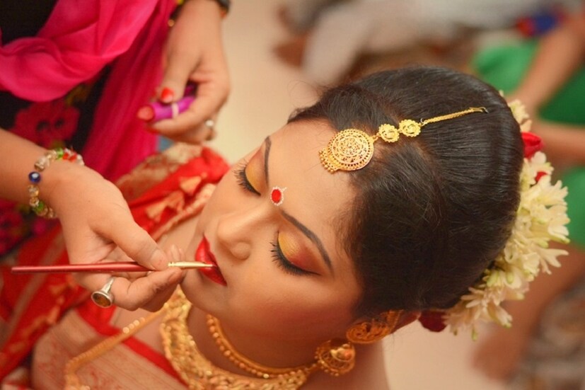 বিয়ের মরশুম চলে এশেছে! নববধূর সাজে আপনাকে কোনও রাজকন্যের চেয়ে কম সুন্দরী দেখালে চলবে না। তবে তার আগে সারিয়ে ফেলুন ত্বকেরসাধারণ অথচ অস্বস্তিকর সমস্যা। (Photo collected)