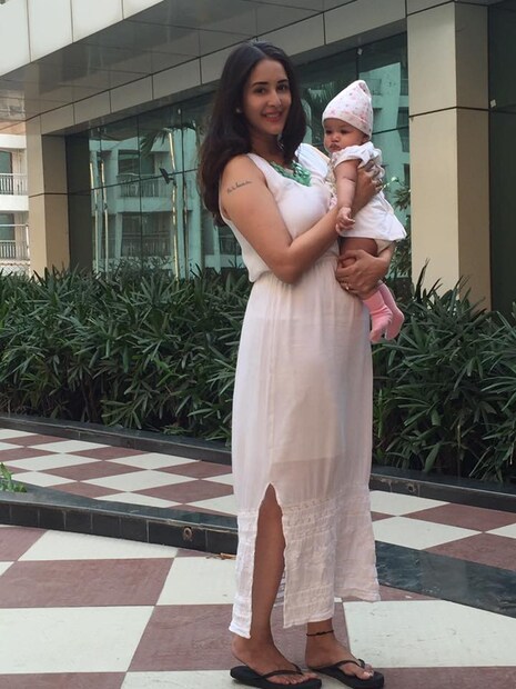 • চাহত বাড়ি ছেড়ে চলে আসার পর ফারহান অবশ্য সকলকে বলেছিলেন, দুই মেয়েকে নিয়ে চাহত নিখোঁজ হয়ে গিয়েছেন এবং তাঁর সঙ্গে কোনও যোগাযোগ করা যাচ্ছে না বলেও জানান তিনি ৷ তবে চাহতের দাবি, তিনি সবসময়ই ফারহানের পরিবার ও বন্ধু-বান্ধবের সঙ্গে যোগাযোগ রেখেছিলেন ৷ এমনকি লখনউ পৌঁছানোর পরেও ফারহানকে তিনি জানিয়েছিলেন ৷