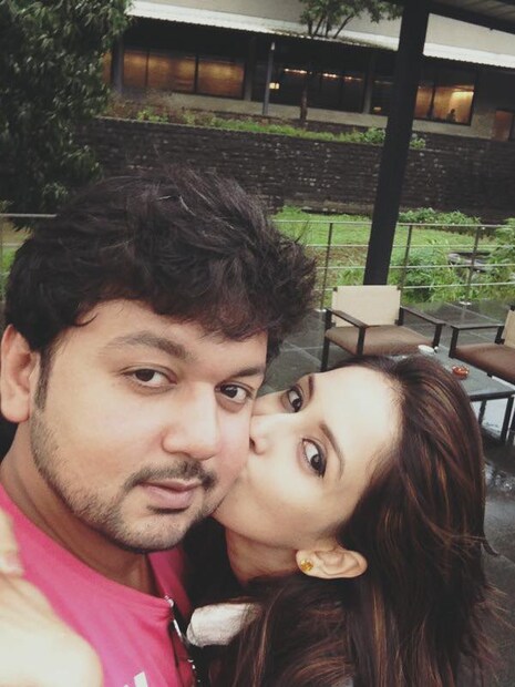 • সাক্ষাৎকারে চাহাত বলেন, ‘‘দ্বিতীয় সন্তান হওয়ার সময় আমি খুব অসুস্থ হয়ে পড়েছিলাম ৷ আমার বেবির ওজনও কম ছিল ৷ কিন্তু আমার হাতে একটাও পয়সা ছিল না খাবার কেনার ৷ আমার গাড়ি, গয়না সব বিক্রি করে দিয়েছিল ফারহান ৷ শেষ পর্যন্ত অনলাইনে নিজের জামাকাপড় বেচে কিছু টাকা পেয়েছিলাম ৷ গর্ভবতী থাকাকালীন ফারহান সন্দেহ করত, আমি বেশ্যাবৃত্তি করি ৷ এমনকি ওঁর সন্দেহ ছিল এই সন্তান আদৌ ওঁর নিজের কিনা ৷’’