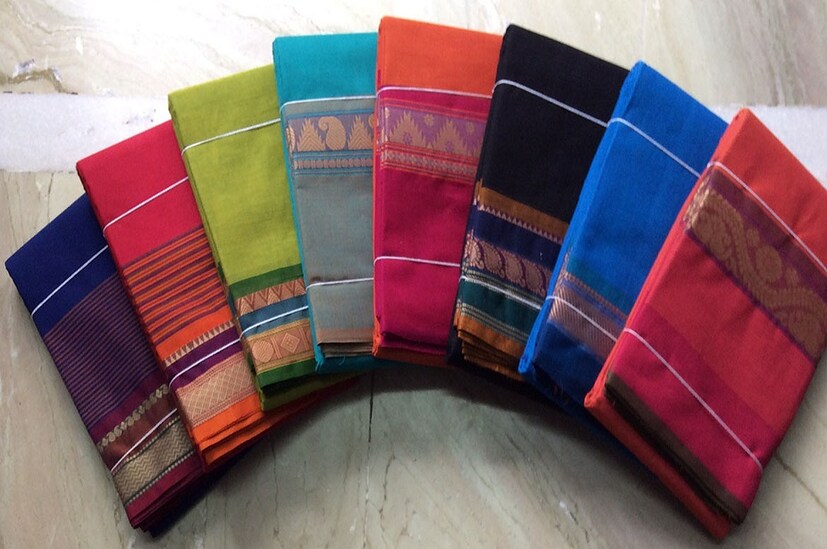 সুতি: এমনিতে সাধারণ লন্ড্রি বা বাড়িতেই কাচতে পারেন, কিন্তু শাড়িতে জরির কাজ থাকলে ড্রাই ওয়াশ করাই ভাল। সুতির শাড়িতে স্টার্চ বা মাড় দিতে হয় ঠিকই, কিন্তু জানেন কি, মাড় শাড়ি নষ্ট করে! Photo Source: Collected