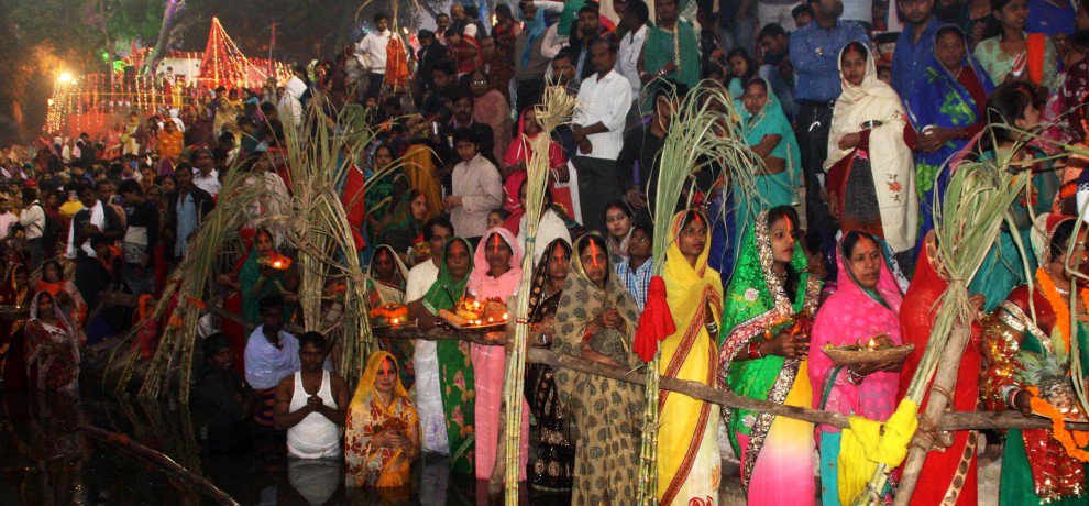 ১৮ নভেম্বর – নহায়-খায় ৷ ১৯ নভেম্বর- খরনা ৷ ২০ নভেম্বর- সন্ধ্যা অর্ঘ্য ৷ ২১ নভেম্বর- ঊষা অর্ঘ্য ৷ ২০ নভেম্বর (সন্ধ্যা অর্ঘ ) সূর্যাস্ত সময়:১৭:২৫:২৬ । ২১ নভেম্বর (উষা অর্ঘ ) সূর্যোদয়ের সময়:০৬:৪৮:৫২ ১৮ নভেম্বর – নহায়-খায় ৷ ১৯ নভেম্বর- খরনা ৷ ২০ নভেম্বর- সন্ধ্যা অর্ঘ্য ৷ ২১ নভেম্বর- ঊষা অর্ঘ্য ৷ ২০ নভেম্বর (সন্ধ্যা অর্ঘ ) সূর্যাস্ত সময়:১৭:২৫:২৬ । ২১ নভেম্বর (উষা অর্ঘ ) সূর্যোদয়ের সময়:০৬:৪৮:৫২