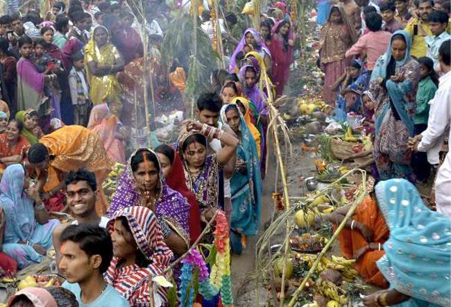 মোট চারদিন নির্জলা উপবাস করেন পূণ্যার্থীরা ৷ প্রথম দিন স্নান সেরে, ঘরবাড়ি পরিষ্কার করে নিরামিষ খেতে হয় ৷ একে বলে ‘নাহায়-খায়’ ৷ পরদিন থেকে শুরু হয় উপবাস ৷ সকাল থেকে নির্জলা উপবাস করে সূর্যাস্তের পর ক্ষীরের খাবার খান সকলে ৷ একে বলে খরনা ৷ মোট চারদিন নির্জলা উপবাস করেন পূণ্যার্থীরা ৷ প্রথম দিন স্নান সেরে, ঘরবাড়ি পরিষ্কার করে নিরামিষ খেতে হয় ৷ একে বলে ‘নাহায়-খায়’ ৷ পরদিন থেকে শুরু হয় উপবাস ৷ সকাল থেকে নির্জলা উপবাস করে সূর্যাস্তের পর ক্ষীরের খাবার খান সকলে ৷ একে বলে খরনা ৷