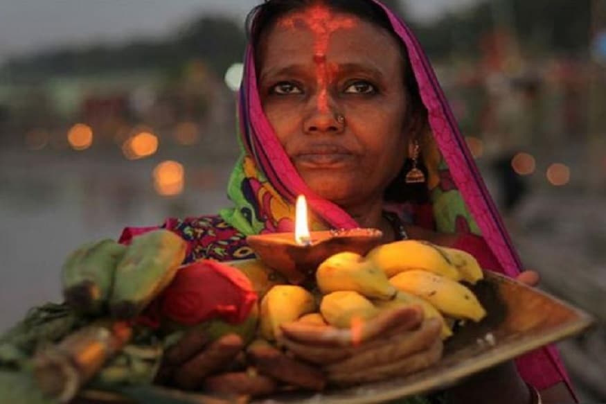 বৈদিক যুগ থেকে সূর্যদেবতার পুজো চলে আসছে। তাহলে নাম কেন ছট পুজো? আসলে ছয় কথাটাকে নেপাল বা উত্তর ভারতের অনেকে ছট বলে থাকেন। পুজোটি ষষ্ঠীর দিন হয়, সেখান থেকেই ছট শব্দের উৎপত্তি। আর তা থেকেই ছট পুজো। ত্রেতাযুগে শ্রীরামচন্দ্র ও সীতাদেবী শুক্ল ষষ্ঠীর দিনেই সূর্যদেবের আরাধনা করেছিলেন। আবার দ্বাপরে সূর্যপুত্র কর্ণ অঙ্গদেশের রাজা ছিলেন। তিনিও সূর্যদেবের পুজো করেন ৷ দীপাবলীর ঠিক ৬ দিনপরে কার্তিক মাসের শুক্লা ষষ্ঠীতে এই পুজো করা হয়। তাই এর নাম ছট পুজো। বৈদিক যুগ থেকে সূর্যদেবতার পুজো চলে আসছে। তাহলে নাম কেন ছট পুজো? আসলে ছয় কথাটাকে নেপাল বা উত্তর ভারতের অনেকে ছট বলে থাকেন। পুজোটি ষষ্ঠীর দিন হয়, সেখান থেকেই ছট শব্দের উৎপত্তি। আর তা থেকেই ছট পুজো। ত্রেতাযুগে শ্রীরামচন্দ্র ও সীতাদেবী শুক্ল ষষ্ঠীর দিনেই সূর্যদেবের আরাধনা করেছিলেন। আবার দ্বাপরে সূর্যপুত্র কর্ণ অঙ্গদেশের রাজা ছিলেন। তিনিও সূর্যদেবের পুজো করেন ৷ দীপাবলীর ঠিক ৬ দিনপরে কার্তিক মাসের শুক্লা ষষ্ঠীতে এই পুজো করা হয়। তাই এর নাম ছট পুজো।
