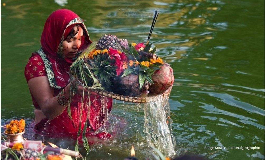 যাঁরা ছট পুজো করে থাকেন, তাঁরা ভাইফোঁটার পর থেকেই টানা নিরামিষ খান। এই নিরামিষে পেঁয়াজ রসুনও জায়গা পায় না। পুজোর দু’দিন আগে লাউয়ের যেকোনও পদ খেতে হয়। পুজোর ঠিক আগের দিন ‘খারনা’ নামের একটি নিয়ম পালিত হয়। এই সময় সূর্যদেবের উদ্দেশ্যে পায়েস, লুচি, কলা অর্পণ করা হয়। যাঁরা ছট পুজো করে থাকেন, তাঁরা ভাইফোঁটার পর থেকেই টানা নিরামিষ খান। এই নিরামিষে পেঁয়াজ রসুনও জায়গা পায় না। পুজোর দু’দিন আগে লাউয়ের যেকোনও পদ খেতে হয়। পুজোর ঠিক আগের দিন ‘খারনা’ নামের একটি নিয়ম পালিত হয়। এই সময় সূর্যদেবের উদ্দেশ্যে পায়েস, লুচি, কলা অর্পণ করা হয়।
