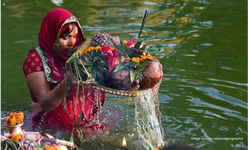 • যাঁরা ছট পুজো করে থাকেন, তাঁরা ভাইফোঁটার পর থেকেই টানা নিরামিষ খান। এই নিরামিষে পেঁয়াজ রসুনও জায়গা পায় না। পুজোর দু’দিন আগে লাউয়ের যেকোনও পদ খেতে হয়। পুজোর ঠিক আগের দিন ‘খারনা’ নামের একটি নিয়ম পালিত হয়। এই সময় সূর্যদেবের উদ্দেশ্যে পায়েস, লুচি, কলা অর্পণ করা হয়।
