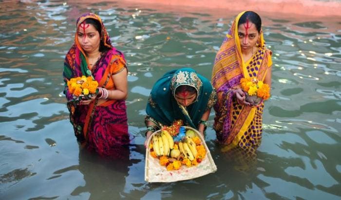 ছট পুজোর ডালাতে থাকে হলুদ গাছ, আম পল্লব, নারকেল, কলার কাঁদি, বিভিন্ন ফল, ঠেকুয়া ও খাস্তা টিকরি। নদীর ঘাটে বসে একমনে সূর্যদেবের আরাধনা করার পর নামতে হয় কোমর জলে। নদীর বুকে দাঁড়িয়ে পুজোর ডালা সূর্যদেবের উদ্দেশ্যে অর্পণ করে, ধূপ ধুনো দেখিয়ে হয় আরতি। অবশেষে পরিবারের সকলের নাম করে একটা একটা করে প্রদীপ ভাসিয়ে দেওয়া হয় নদীর বুকে। এটাই এই পুজোর নিয়মরীতি। ডালার প্রসাদ বাড়িতে নিয়ে যান সকলে। বাড়ি ফেরার পরও কিন্তু উপোস ভাঙা হয় না। ছট পুজোর ডালাতে থাকে হলুদ গাছ, আম পল্লব, নারকেল, কলার কাঁদি, বিভিন্ন ফল, ঠেকুয়া ও খাস্তা টিকরি। নদীর ঘাটে বসে একমনে সূর্যদেবের আরাধনা করার পর নামতে হয় কোমর জলে। নদীর বুকে দাঁড়িয়ে পুজোর ডালা সূর্যদেবের উদ্দেশ্যে অর্পণ করে, ধূপ ধুনো দেখিয়ে হয় আরতি। অবশেষে পরিবারের সকলের নাম করে একটা একটা করে প্রদীপ ভাসিয়ে দেওয়া হয় নদীর বুকে। এটাই এই পুজোর নিয়মরীতি। ডালার প্রসাদ বাড়িতে নিয়ে যান সকলে। বাড়ি ফেরার পরও কিন্তু উপোস ভাঙা হয় না।