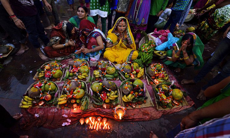 পরের দিন ভোরে আরও একবার সূর্য পুজোর জন্য ঘাটে যেতে হয়। যাঁরা মানত করেন তাঁরা বাড়ি থেকে ঘাট পর্যন্ত দণ্ডি কাটেন। প্রণাম করা হয় উদয়গামী আর অস্তগামী সূর্য ও তাঁর স্ত্রী ঊষা আর প্রত্যুষাকে। তারপরেই ব্রতীরা ভঙ্গ করেন উপবাস। তারা বিশ্বাস করেন‚ ছটপুজোয় সব ইচ্ছা পূর্ণ করেন সূর্যদেব। সংসারের মঙ্গলকামনায় গৃহিণীরাই এই পুজো করে থাকেন। কলা-সহ বিভিন্ন রকম ফল‚ ঠেকুয়া‚ চালের লাড্ডু হল পুজোর প্রসাদ। ছট পুজোর শেষ দিনে ‘মৎস্যমুখী’ অনুষ্ঠান হয় অনেক পরিবারে। পরের দিন ভোরে আরও একবার সূর্য পুজোর জন্য ঘাটে যেতে হয়। যাঁরা মানত করেন তাঁরা বাড়ি থেকে ঘাট পর্যন্ত দণ্ডি কাটেন। প্রণাম করা হয় উদয়গামী আর অস্তগামী সূর্য ও তাঁর স্ত্রী ঊষা আর প্রত্যুষাকে। তারপরেই ব্রতীরা ভঙ্গ করেন উপবাস। তারা বিশ্বাস করেন‚ ছটপুজোয় সব ইচ্ছা পূর্ণ করেন সূর্যদেব। সংসারের মঙ্গলকামনায় গৃহিণীরাই এই পুজো করে থাকেন। কলা-সহ বিভিন্ন রকম ফল‚ ঠেকুয়া‚ চালের লাড্ডু হল পুজোর প্রসাদ। ছট পুজোর শেষ দিনে ‘মৎস্যমুখী’ অনুষ্ঠান হয় অনেক পরিবারে।