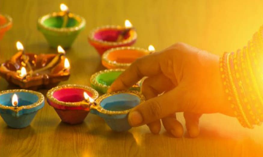 মহারাষ্ট্র ও দক্ষিণ ভারতে চতুর্দশীর দিন পালন করা হয় ছোটি দিওয়ালি৷ এই দিন শ্রীকৃষ্ণের স্ত্রী সত্য়ভামার হাতে নিহত হন নরকাসুর৷ তাই এই দিনকে নরক চতুর্দশীও বলা হয়৷ মহারাষ্ট্র ও দক্ষিণ ভারতে চতুর্দশীর দিন পালন করা হয় ছোটি দিওয়ালি৷ এই দিন শ্রীকৃষ্ণের স্ত্রী সত্য়ভামার হাতে নিহত হন নরকাসুর৷ তাই এই দিনকে নরক চতুর্দশীও বলা হয়৷