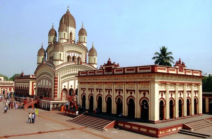 সতীর পীঠ না হলেও দক্ষিণেশ্বরের মা ভবতারিণীর বাঙালিদের কাছে পরম পূজণীয়৷ দীপান্বিতা অমাবস্যায় তাই মা ভবতারিণীর চরণে মাথা ঠেকাতে পারলেই পূণ্য মনে করেন ভক্তেরা৷