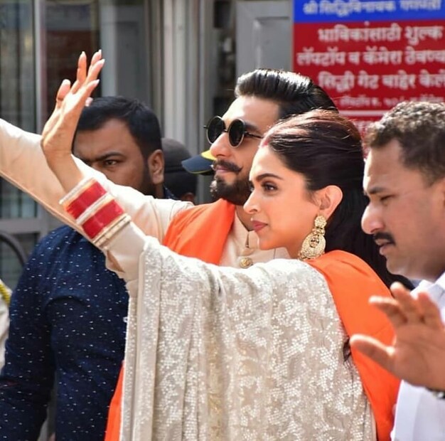 • রণবীর পরেছিলেন চুড়িদার পাজামা আর কুর্তা ৷ সঙ্গে ছিল জ্যাকেট আর রাউন্ড ব্ল্যাক সানগ্লাস ৷