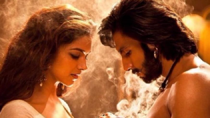 দীপিকা -রণবীরের অনস্ক্রিন কেমিস্ট্রি ‘রামলীলা’ ছবিতে আগুন লাগিয়ে দিয়েছিল ৷ তাই সেই রামলীলার দিনেই বিয়ের তারিখ ঠিক করেছিলেন ‘জাস্ট ম্যারেড ’ কাপল ৷ কারণ এই ছবি তাঁদের দু‘জনেরই হৃদয়ের ভীষণ কাছের ৷ Photo -File দীপিকা -রণবীরের অনস্ক্রিন কেমিস্ট্রি ‘রামলীলা’ ছবিতে আগুন লাগিয়ে দিয়েছিল ৷ তাই সেই রামলীলার দিনেই বিয়ের তারিখ ঠিক করেছিলেন ‘জাস্ট ম্যারেড ’ কাপল ৷ কারণ এই ছবি তাঁদের দু‘জনেরই হৃদয়ের ভীষণ কাছের ৷ Photo -File