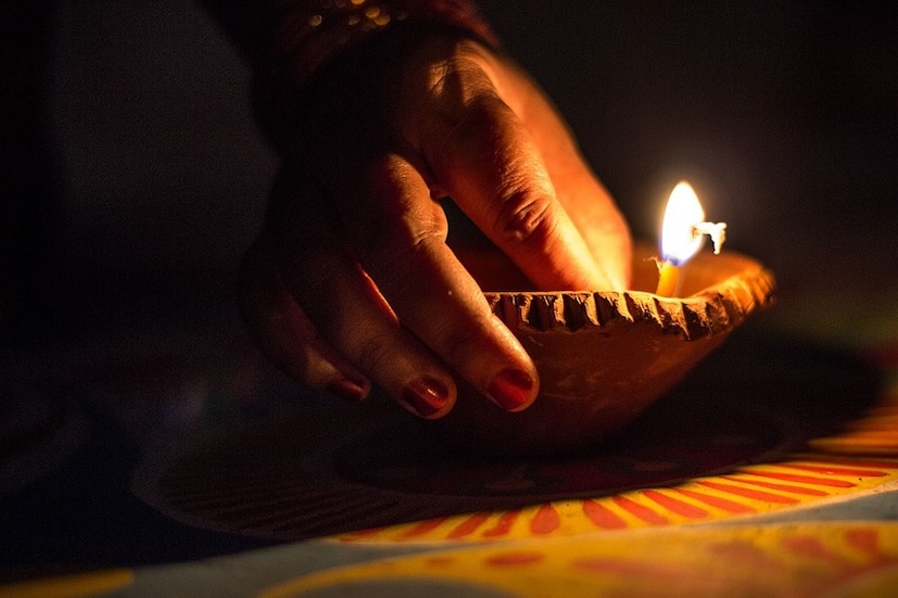 • আগামীকাল দীপান্বিতা কালী পুজো ৷ আর তার আগের দিন ভূত চতুর্দশী ৷ অমাবস্যার আগের দিন এই চতুর্দশীতে ১৪ প্রদীপ জ্বালানোই রীতি ৷ ছবি: পিক্স্যাবে ৷ 