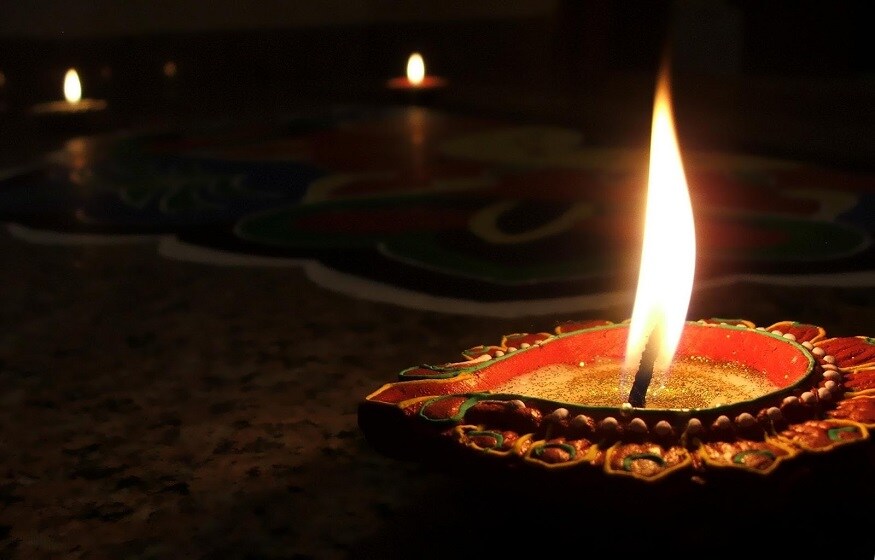 কুম্ভ রাশির জাতকরা দীপাবলির রাতে নারকেলের মধ্যে ঘিয়ের প্রদীপ জ্বালাতে পারেন। এতে অর্থ সম্পত্তি বাড়বে বলে মনে করা হয়। (Photo collected) কুম্ভ রাশির জাতকরা দীপাবলির রাতে নারকেলের মধ্যে ঘিয়ের প্রদীপ জ্বালাতে পারেন। এতে অর্থ সম্পত্তি বাড়বে বলে মনে করা হয়। (Photo collected)