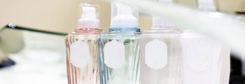 কড়া দাগ তুলতে ড্রাই ওয়াশের বিকল্প হিসেবে পেট্রল ব্যবহার করতে পারেন। নেল পলিশের দাগ তুলতে ব্যবহার করুন অ্যাসিটোন। তেলের দাগ তুলতে, ধোয়ার আগে দাগের উপর ট্যালকম পাউডার ও সামান্য ডিটারজেন্ট ঘষে নিন । Photo Source: Collected