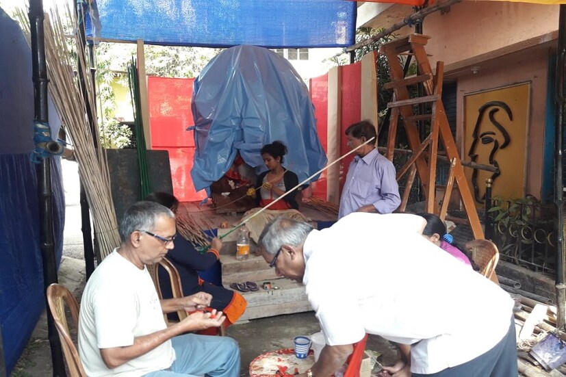 নবীন -প্রবীণের একাত্ম আনন্দে এখানে দেবীর প্রকাশ ঘটবে ৷ এবারের পুজোয় সব কিছুই তৈরি হচ্ছে মন্ডপ প্রাঙ্গনেই ৷ সেখানেই হবে নারী শক্তির আরাধনা ৷ 