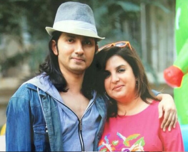 আজ থেকে ১৪ বছর আগে যখন বয়সে ৮ বছরের ছোট শ্রীশ কুন্দরকে বিয়ে করেছিলন ফারহা খান, বলিউডের কাছে তা সত্য়িই ছিল বড় খবর৷ সেই বিয়ের ভবিষ্য়ত্ নিয়ে অনেকেই সন্দেহ প্রকাশ করলেও তিন সন্তান নিয়ে সুখের সংসার ফারহা-শ্রীশের৷ 