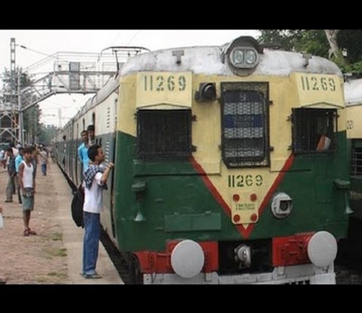 এই অ্যাপটি শুরু হলে তিনটে উপকার হবে-- পেপারলেস টিকিটের বন্দোবস্ত করা যাবে। পরিষেবা অনেক দ্রুত হবে। নিত্য যাত্রীদের রেল যাতায়াত ক্যাশলেস হবে।  Photo Source: Collected
